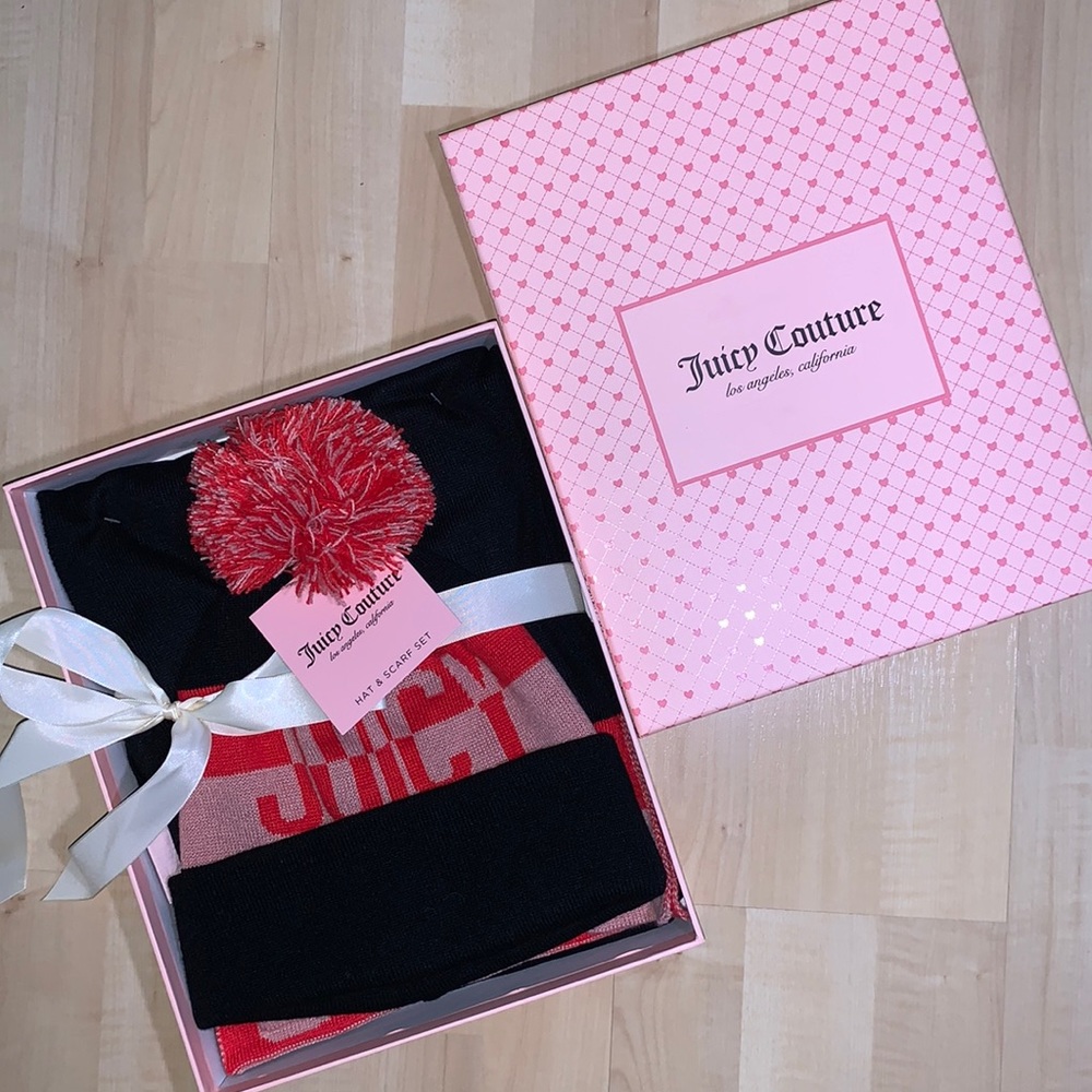 JUICY COUTURE Pom Hat Toque and Scarf Gift Set in box